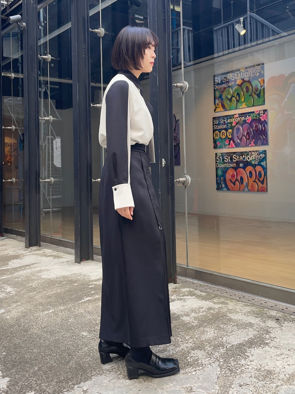 ベージュ系のシャツ/ブラウス、ブラック系のスカートを着用したレディースの春コーディネートの2枚目の写真