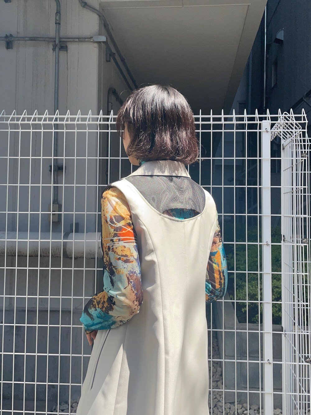 「春コーデ、ベストワンピース、ジレ、パンツスタイル、シアートップス、カジュアルコーデ、休日スタイル、デニムパンツ」｜「UNITED TOKYOのヴィンドベストワンピース（ジャンパースカート、ベージュ系）」を使った、ai2o3さん（レディース・163cm）の春コーディネートの6枚目の写真