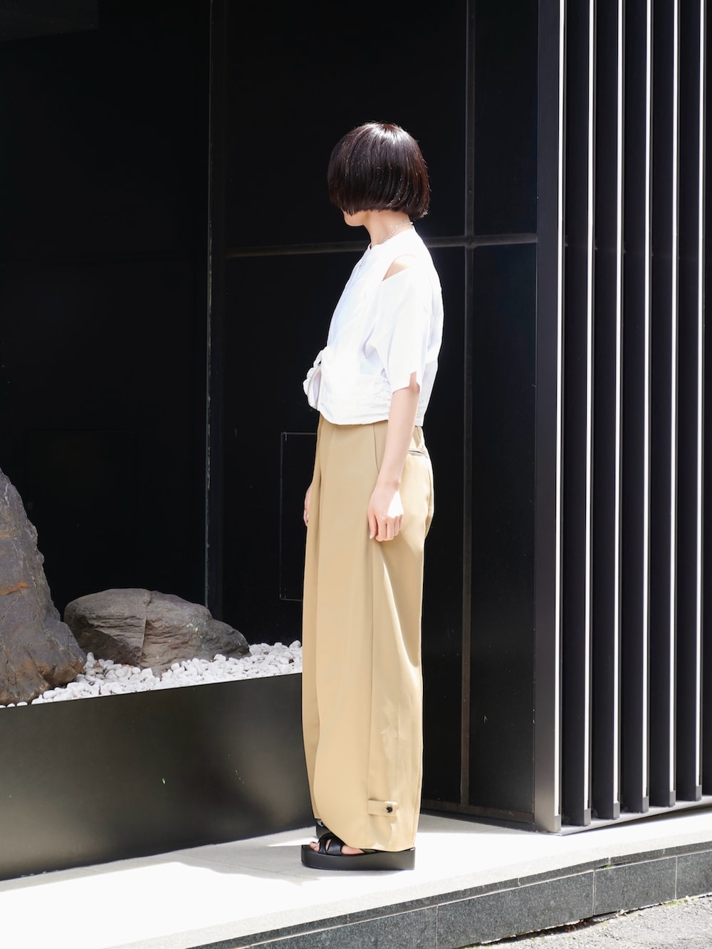 「夏コーデ、ヘルシー肌見せ、きれいめカジュアル、休日スタイル」｜「UNITED TOKYOのコルセットタフタTシャツ-ウォッシャブル-（Tシャツ/カットソー、ホワイト系）」を使った、ai2o3さん（レディース・163cm）の夏コーディネートの2枚目の写真