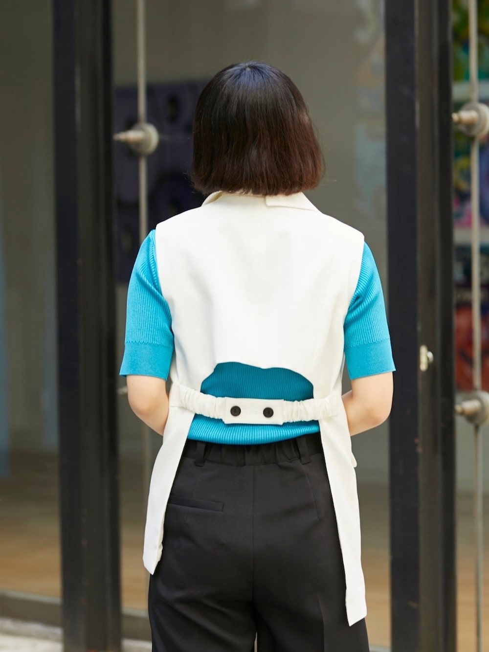 「パンツコーデ、休日スタイル、ベストスタイル、サマーニット、ストレートパンツ、はるコーデ」｜「UNITED TOKYOのクリッピングスリットベスト（テーラードジャケット、ホワイト系）」を使った、ai2o3さん（レディース・163cm）の春コーディネートの5枚目の写真