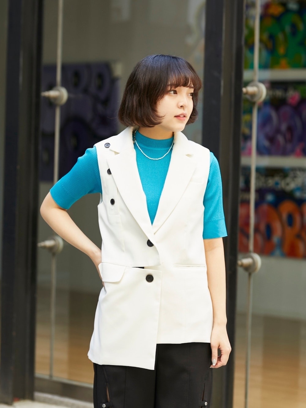 「パンツコーデ、休日スタイル、ベストスタイル、サマーニット、ストレートパンツ、はるコーデ」｜「UNITED TOKYOのクリッピングスリットベスト（テーラードジャケット、ホワイト系）」を使った、ai2o3さん（レディース・163cm）の春コーディネートの3枚目の写真