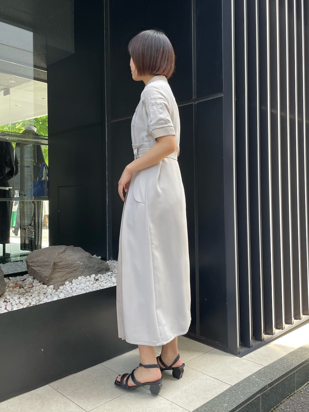 「ワントーンコーデ、ワークスタイル、ベージュコーデ、春コーデ、夏コーデ、オトナカジュアル」｜「UNITED TOKYOのプリーツコンビワークワンピース（ワンピース、ベージュ系）」を使った、ai2o3さん（レディース・163cm）の春コーディネートの2枚目の写真