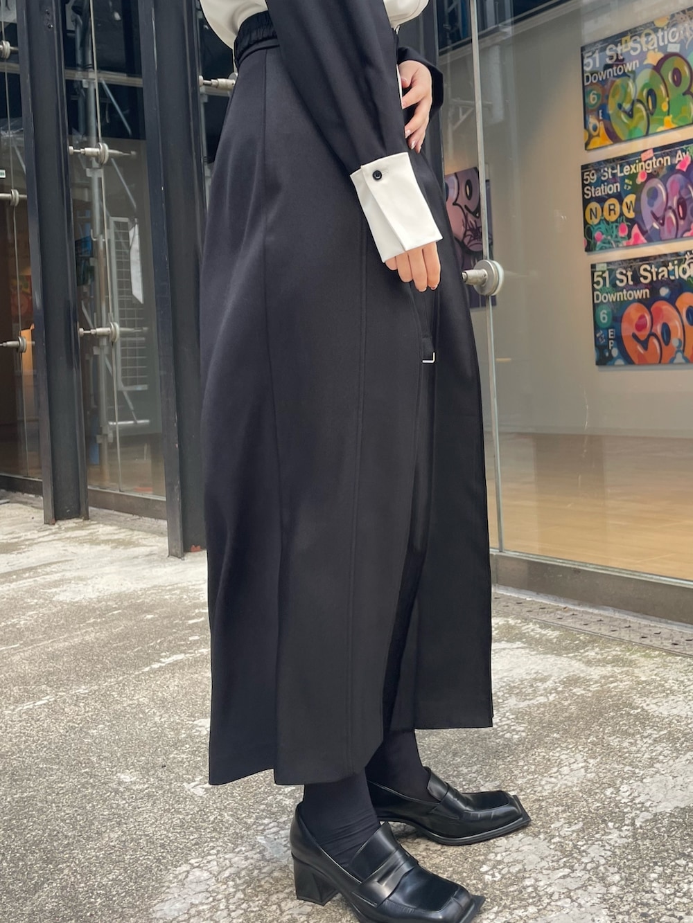 ベージュ系のシャツ/ブラウス、ブラック系のスカートを着用したレディースの春コーディネートの6枚目の写真