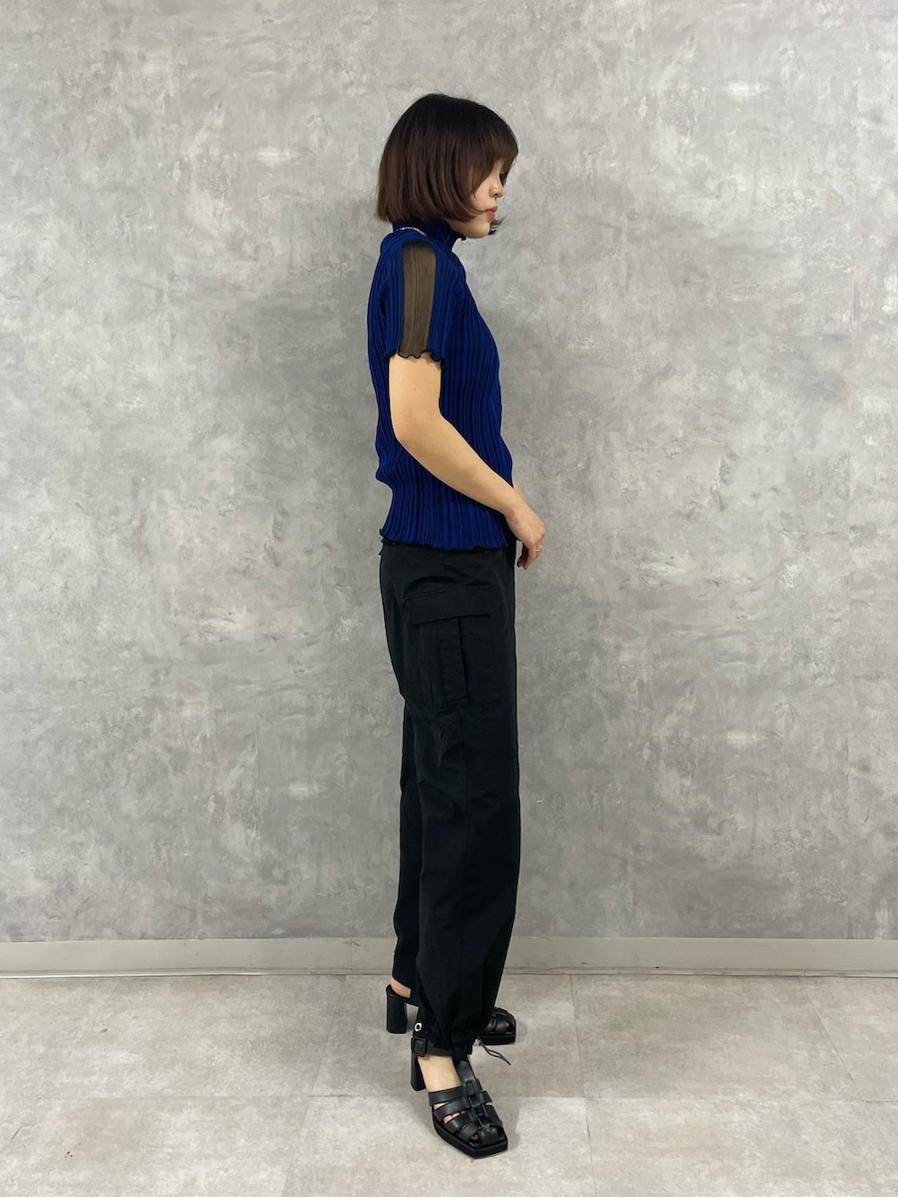 「ブラックコーデ、デニムパンツ、モード、春夏コーデ、パラシュートパンツ」｜「UNITED TOKYOのグルカヒールサンダル/グルカサンダル（サンダル、ブラック系）」を使った、ai2o3さん（レディース・163cm）の春コーディネートの2枚目の写真