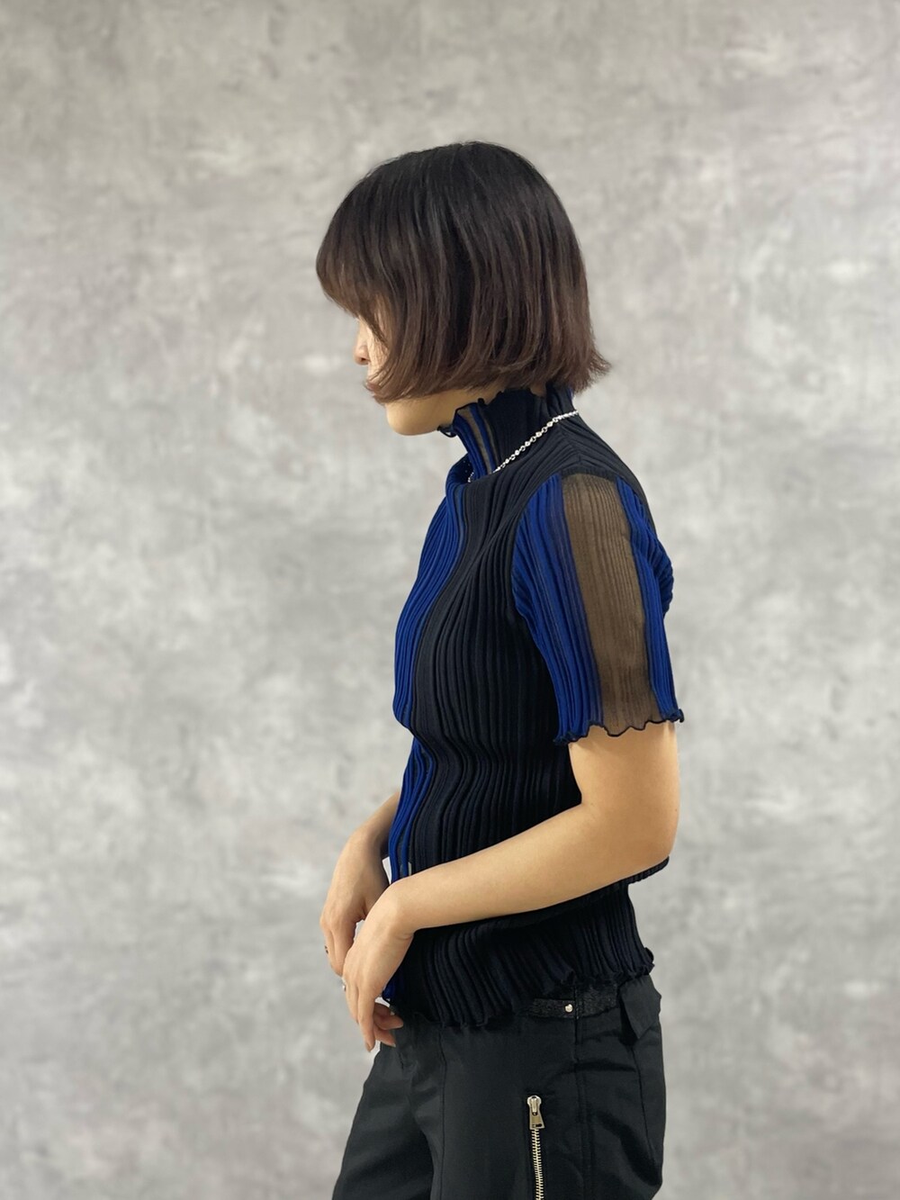 「ブラックコーデ、デニムパンツ、モード、春夏コーデ、パラシュートパンツ」｜「UNITED TOKYOのグルカヒールサンダル/グルカサンダル（サンダル、ブラック系）」を使った、ai2o3さん（レディース・163cm）の春コーディネートの4枚目の写真