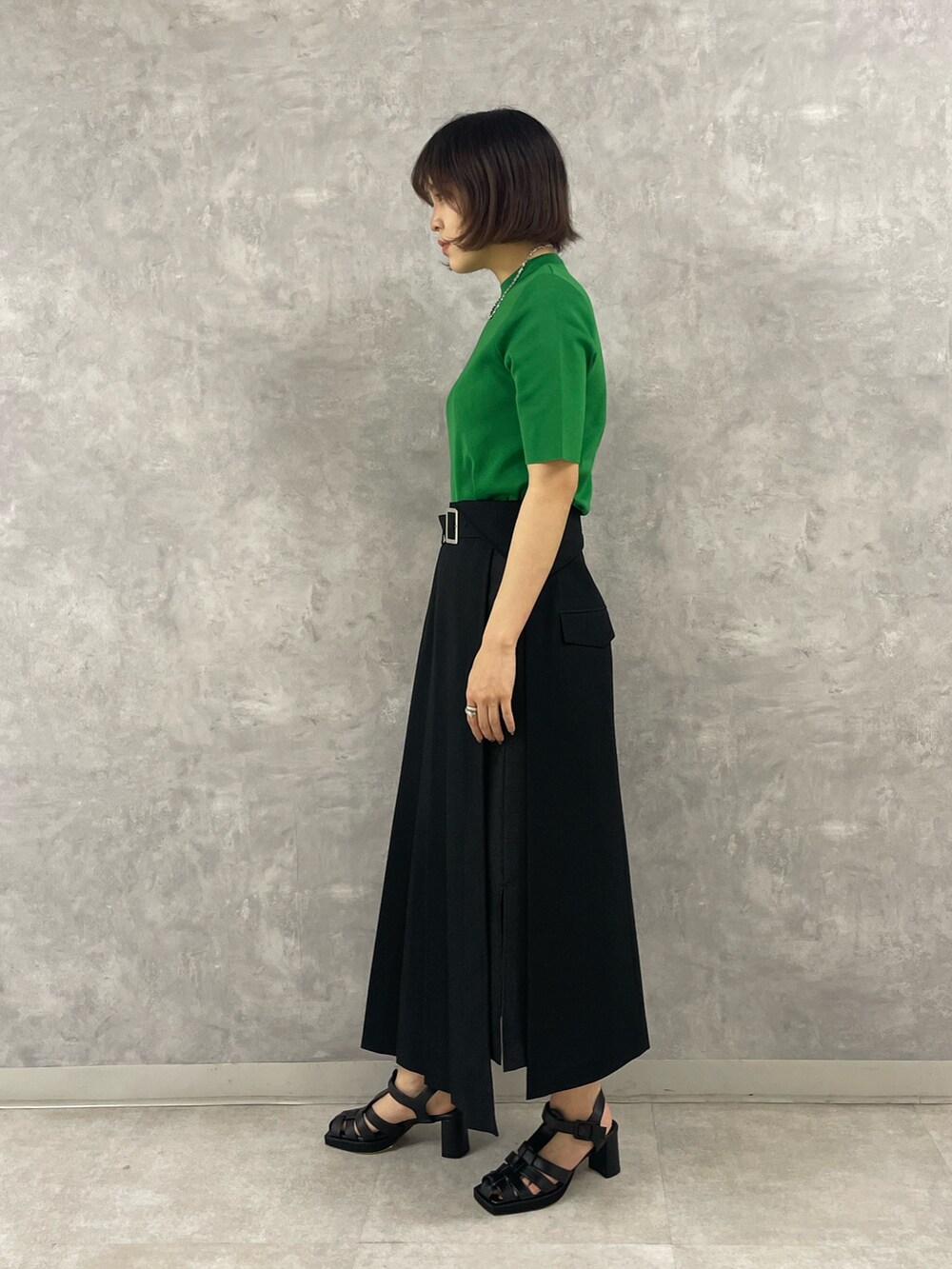 ブラック系のサンダル、ブラック系のスカートを着用したレディースの春コーディネートの2枚目の写真