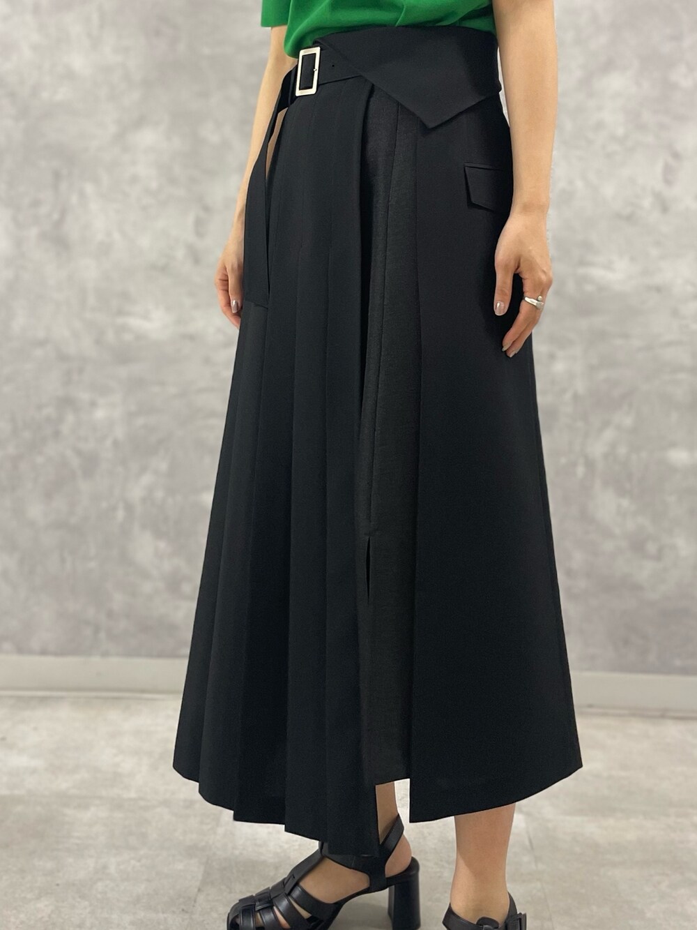 ブラック系のサンダル、ブラック系のスカートを着用したレディースの春コーディネートの6枚目の写真