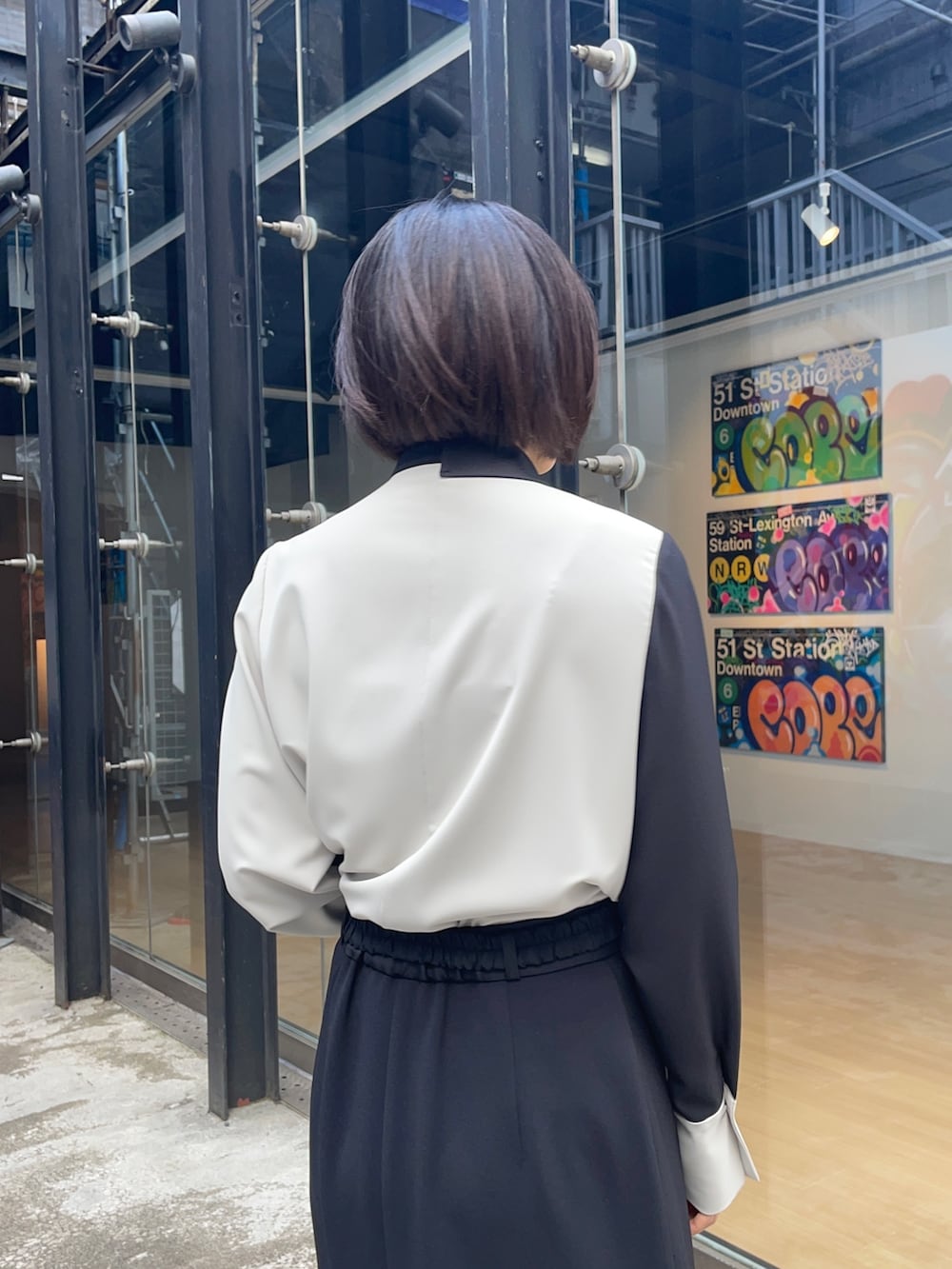 ベージュ系のシャツ/ブラウス、ブラック系のスカートを着用したレディースの春コーディネートの4枚目の写真