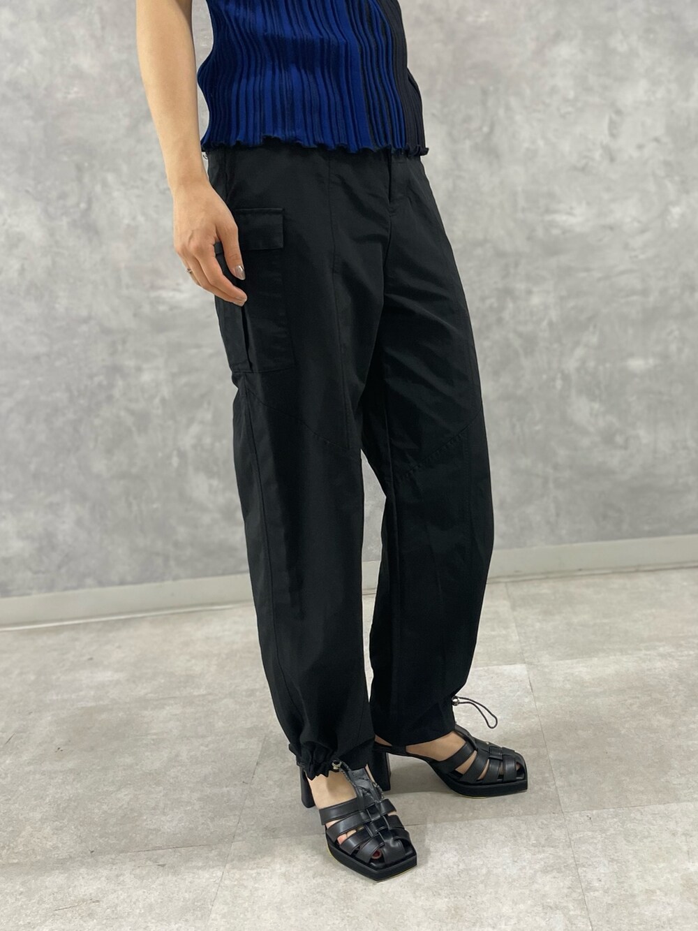 「ブラックコーデ、デニムパンツ、モード、春夏コーデ、パラシュートパンツ」｜「UNITED TOKYOのグルカヒールサンダル/グルカサンダル（サンダル、ブラック系）」を使った、ai2o3さん（レディース・163cm）の春コーディネートの6枚目の写真