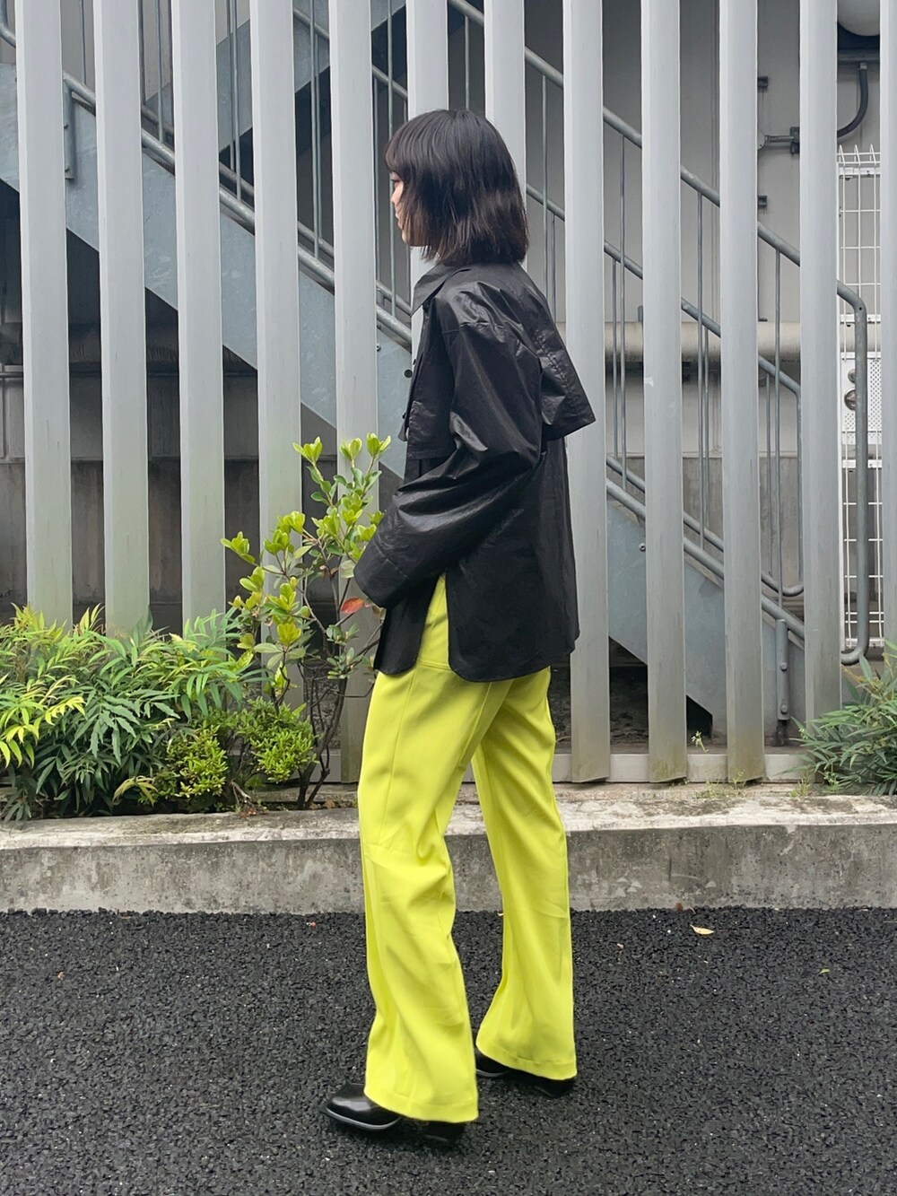 「休日スタイル、カジュアルコーデ、モードコーデ、カラーパンツ、春コーデ、ブラック」｜「UNITED TOKYOのグロスショート2wayシャツ（シャツ/ブラウス、ブラック系）」を使った、ai2o3さん（レディース・163cm）の春コーディネートの2枚目の写真