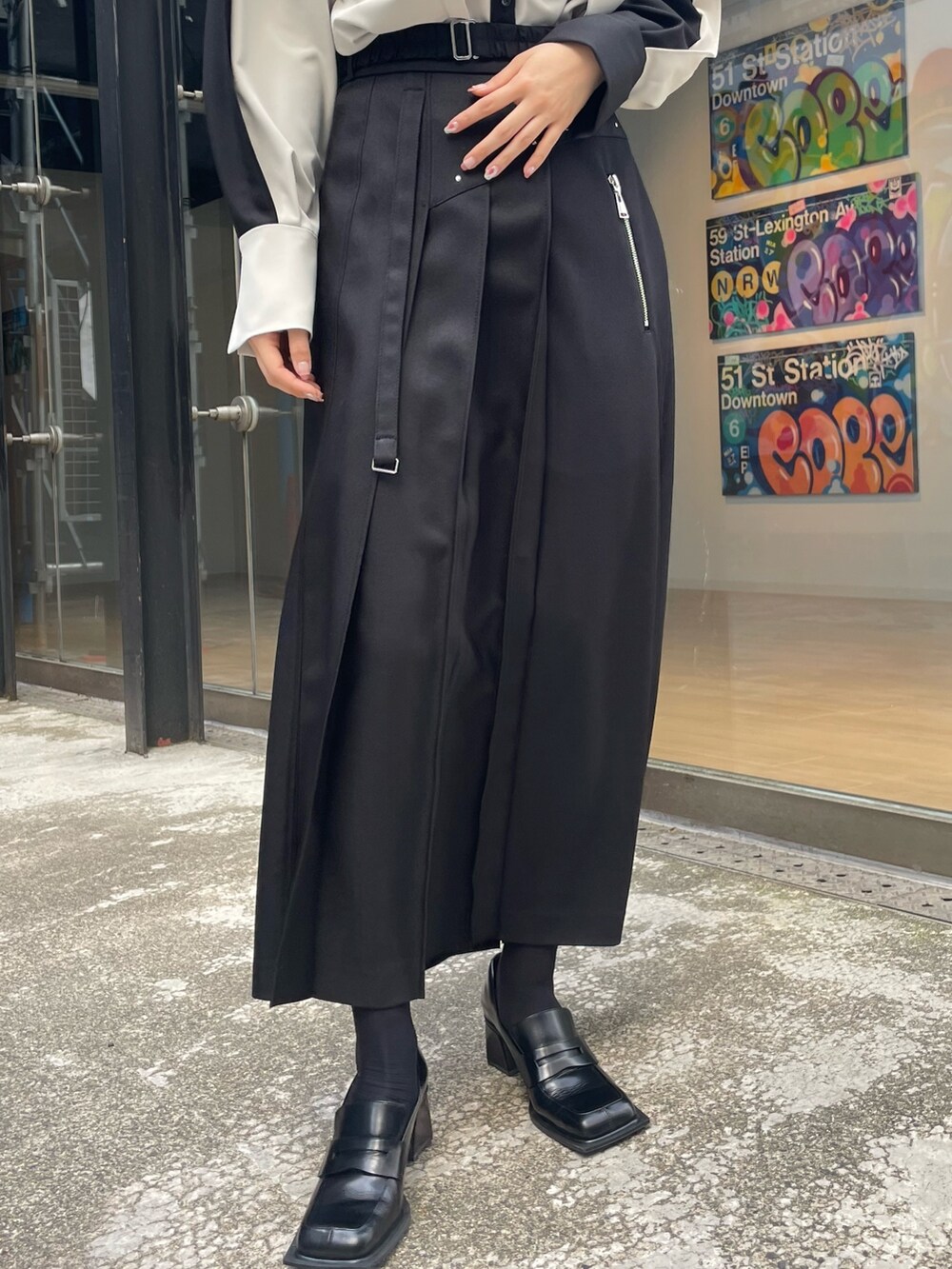 ベージュ系のシャツ/ブラウス、ブラック系のスカートを着用したレディースの春コーディネートの5枚目の写真