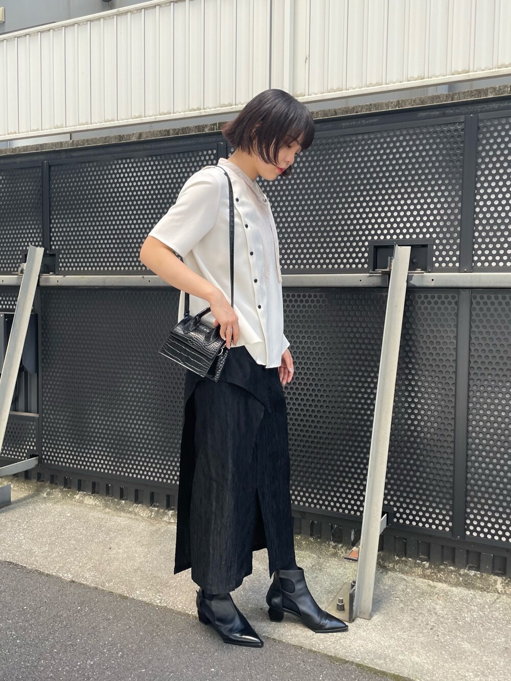 「きれいめカジュアル、お出かけコーデ、ブラウスコーデ、夏コーデ、オフィスカジュアル」｜「UNITED TOKYOの2wayフロントカラーブラウス-ウォッシャブル-（シャツ/ブラウス、ホワイト系）」を使った、ai2o3さん（レディース・163cm）の夏コーディネートの3枚目の写真
