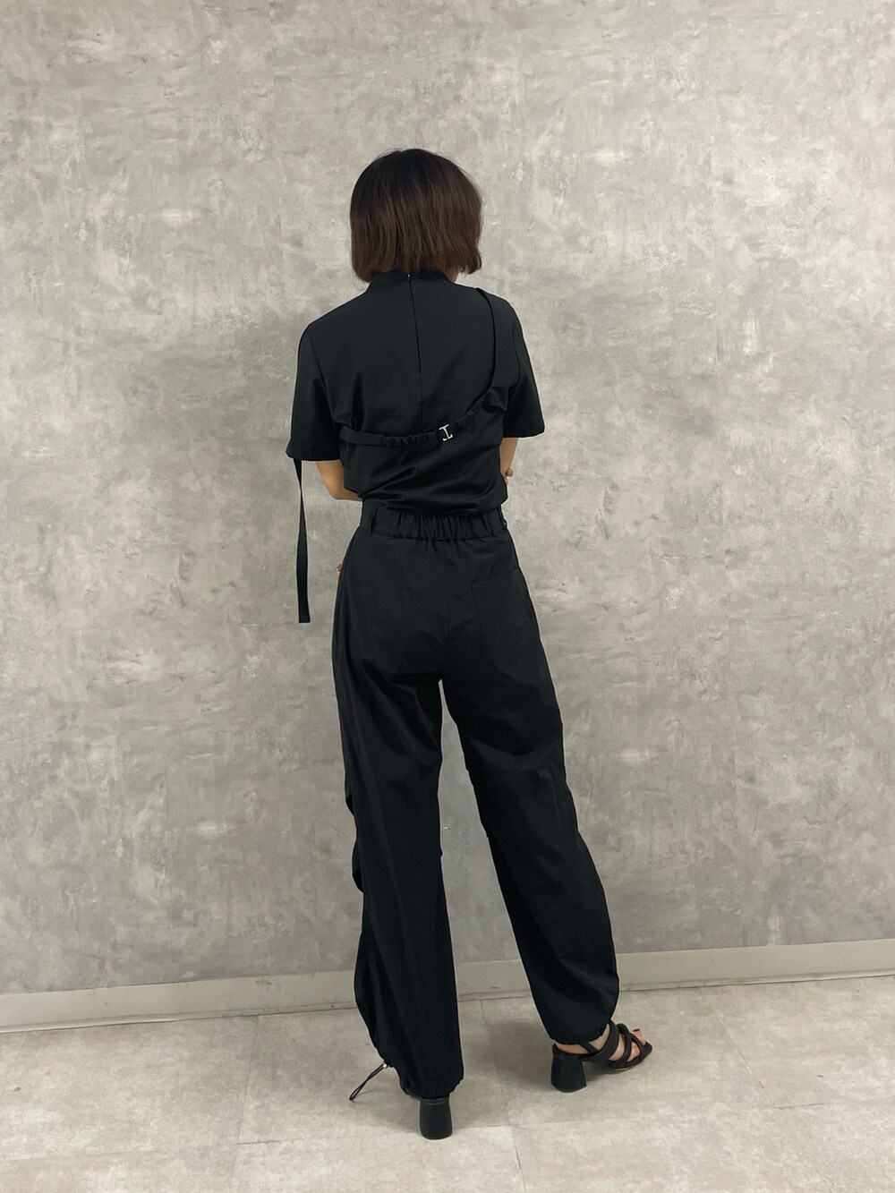 「春夏コーデ、モード、オールブラックコーデ、ナイロンパンツ」｜「UNITED TOKYOの【セットアップ対応】スライミングワークトップス-ウォッシャブル-（シャツ/ブラウス、ブラック系）」を使った、ai2o3さん（レディース・163cm）の春コーディネートの3枚目の写真