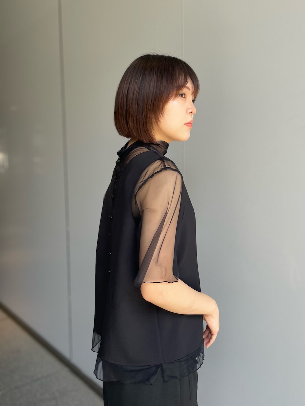 「綺麗めカジュアル、ブラックコーデ、シアートップス、スカートスタイル、春コーデ、夏コーデ」｜「UNITED TOKYOのシアーコンビハイネックブラウス（シャツ/ブラウス、ブラック系）」を使った、ai2o3さん（レディース・163cm）の春コーディネートの3枚目の写真