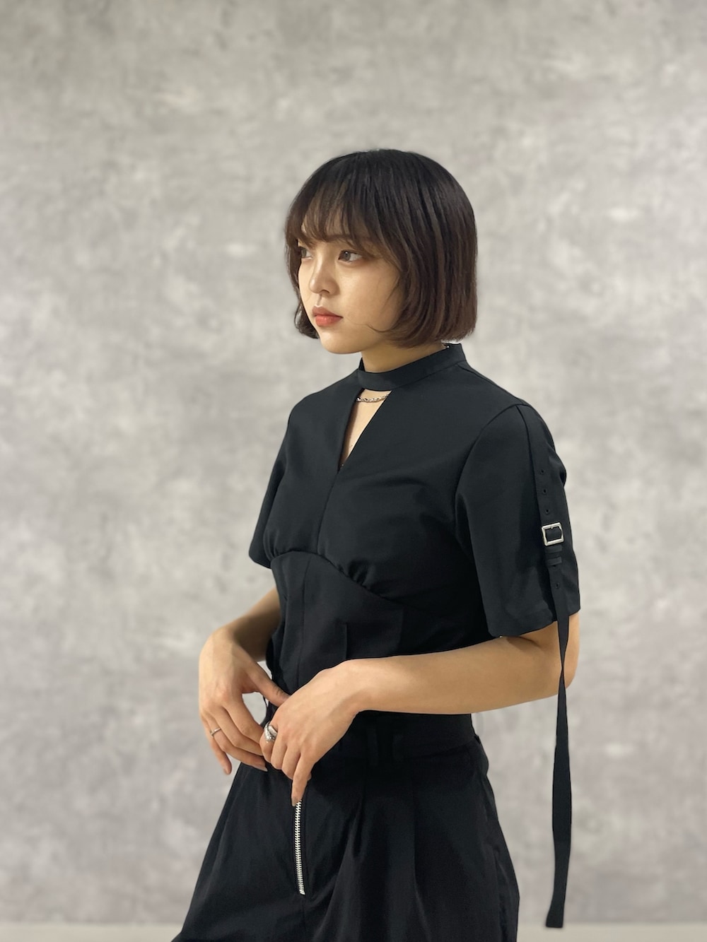 「春夏コーデ、モード、オールブラックコーデ、ナイロンパンツ」｜「UNITED TOKYOの【セットアップ対応】スライミングワークトップス-ウォッシャブル-（シャツ/ブラウス、ブラック系）」を使った、ai2o3さん（レディース・163cm）の春コーディネートの4枚目の写真