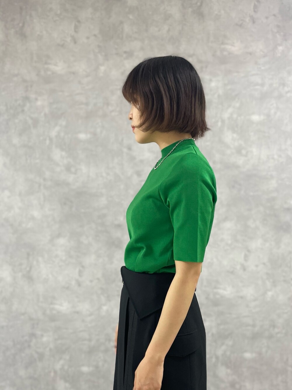 ブラック系のサンダル、ブラック系のスカートを着用したレディースの春コーディネートの5枚目の写真