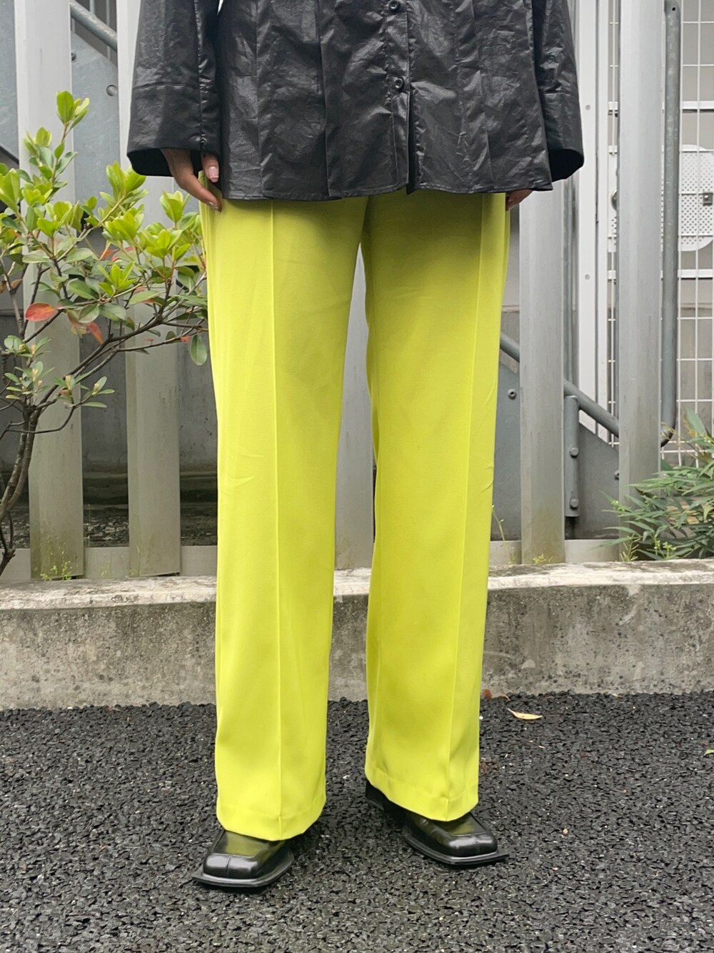 「休日スタイル、カジュアルコーデ、モードコーデ、カラーパンツ、春コーデ、ブラック」｜「UNITED TOKYOのグロスショート2wayシャツ（シャツ/ブラウス、ブラック系）」を使った、ai2o3さん（レディース・163cm）の春コーディネートの5枚目の写真