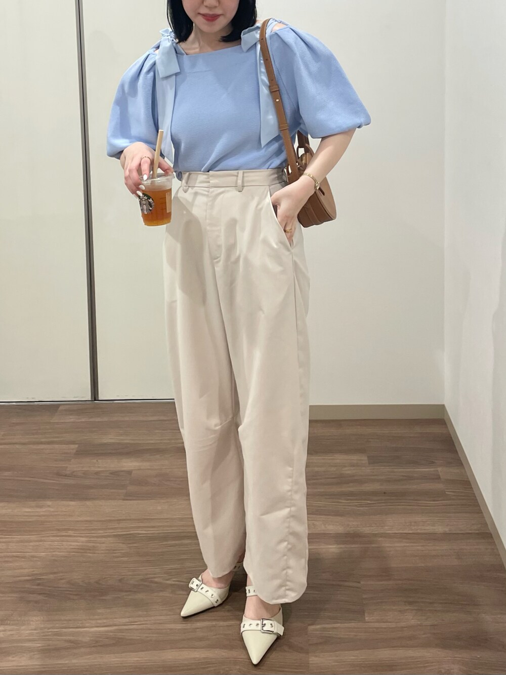 ホワイト系のパンツ、ブルー系のTシャツ/カットソーを着用したレディースの夏コーディネートの3枚目の写真