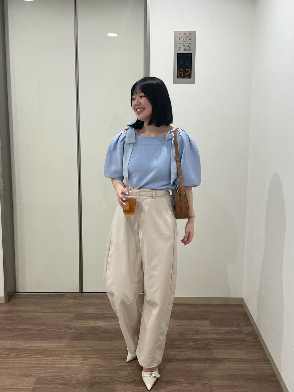 ホワイト系のパンツ、ブルー系のTシャツ/カットソーを着用したレディースの夏コーディネートの2枚目の写真