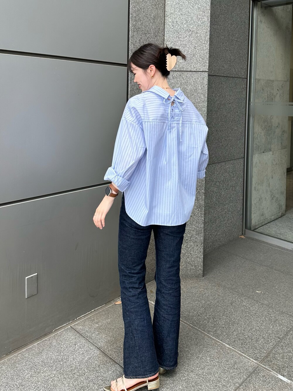 ブルー系のシャツ/ブラウスを着用したレディースの春コーディネートの2枚目の写真