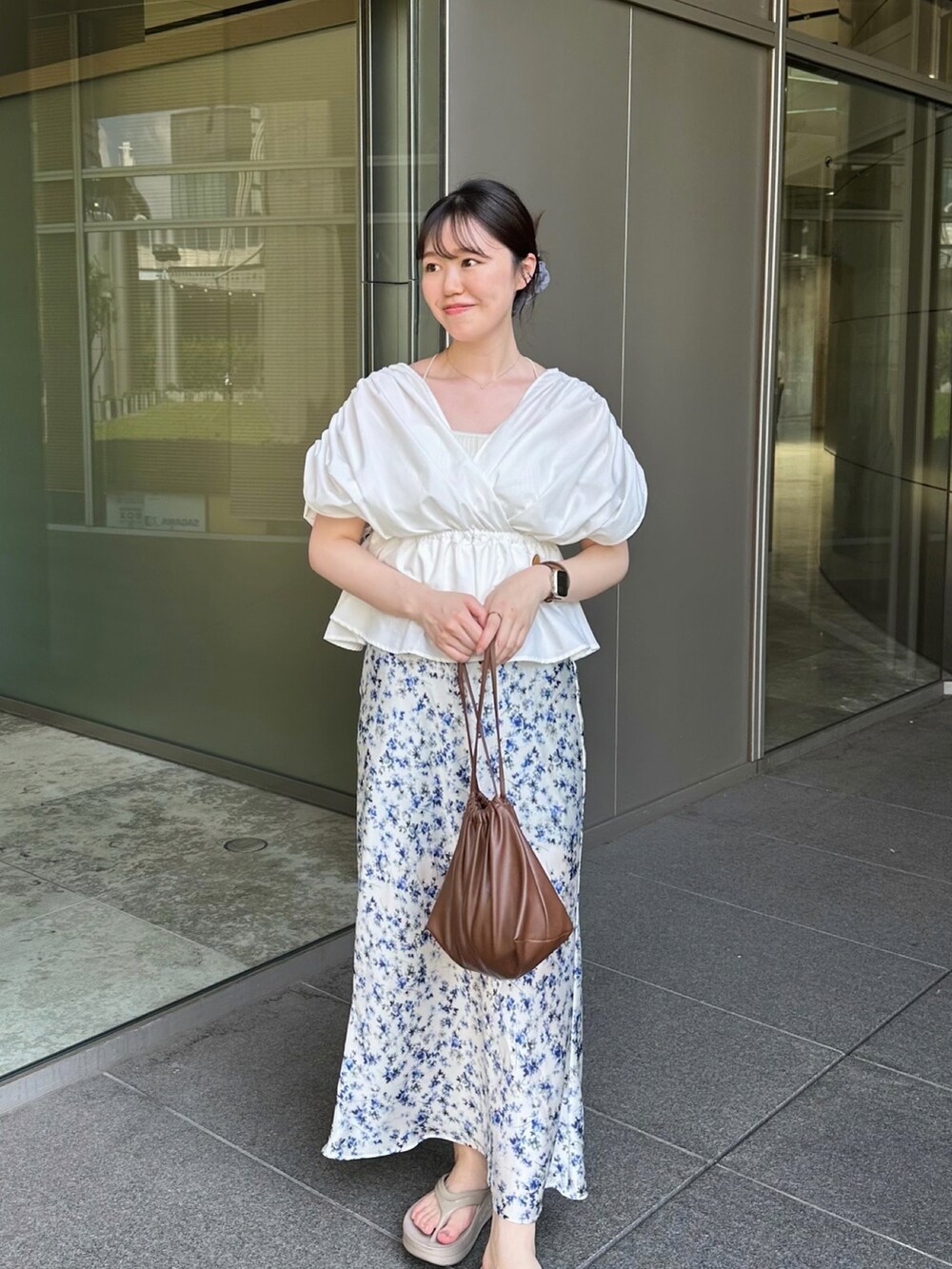 ホワイト系のシャツ/ブラウス、ブラウン系のトートバッグ、その他のスカートを着用したレディースの夏コーディネートの2枚目の写真