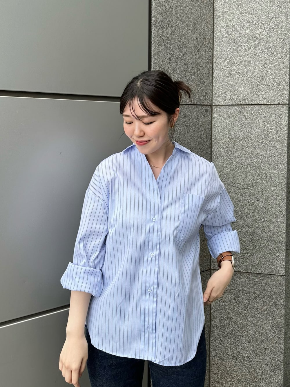 ブルー系のシャツ/ブラウスを着用したレディースの春コーディネートの3枚目の写真