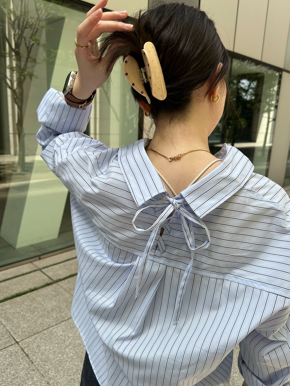 ブルー系のシャツ/ブラウスを着用したレディースの春コーディネートの4枚目の写真