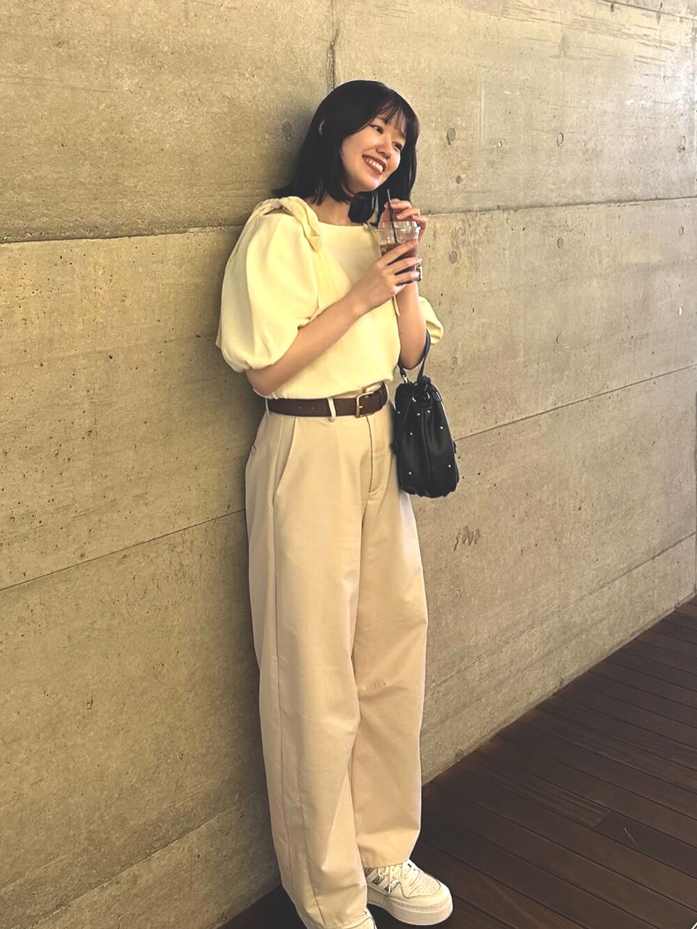 ホワイト系のスラックス、ホワイト系のTシャツ/カットソーを着用したレディースの春コーディネートの2枚目の写真