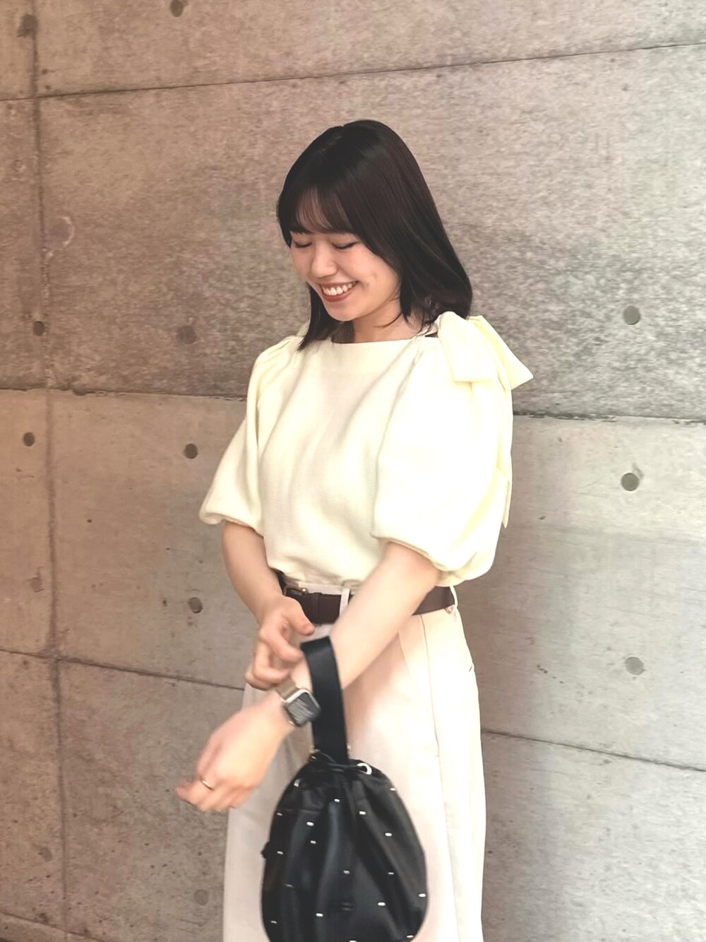 ホワイト系のスラックス、ホワイト系のTシャツ/カットソーを着用したレディースの春コーディネートの3枚目の写真