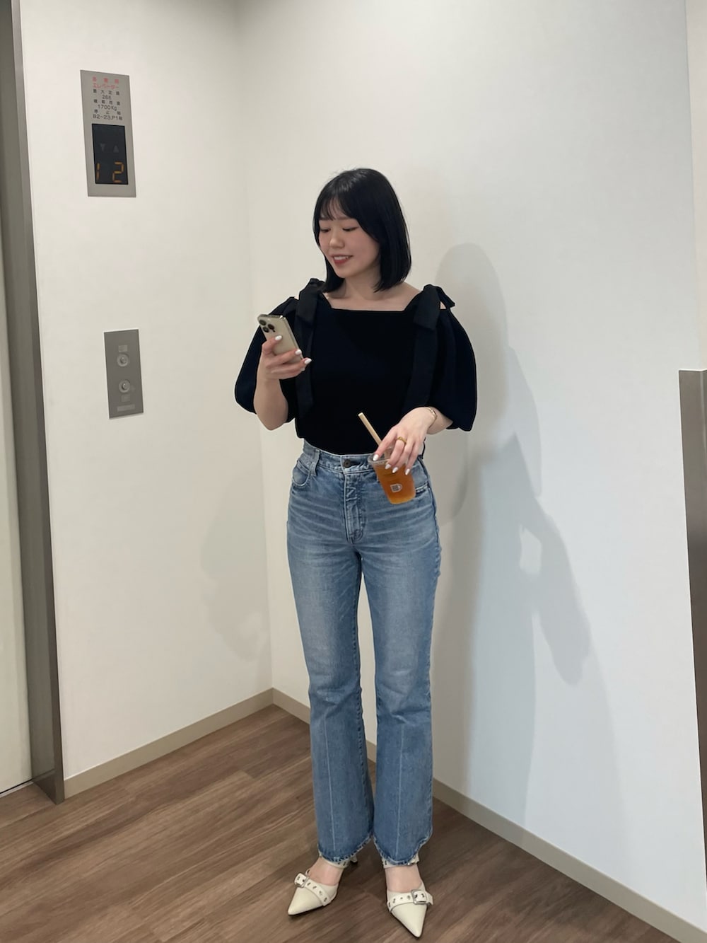 ブルー系のデニムパンツ、ブラック系のTシャツ/カットソーを着用したレディースの夏コーディネートの2枚目の写真