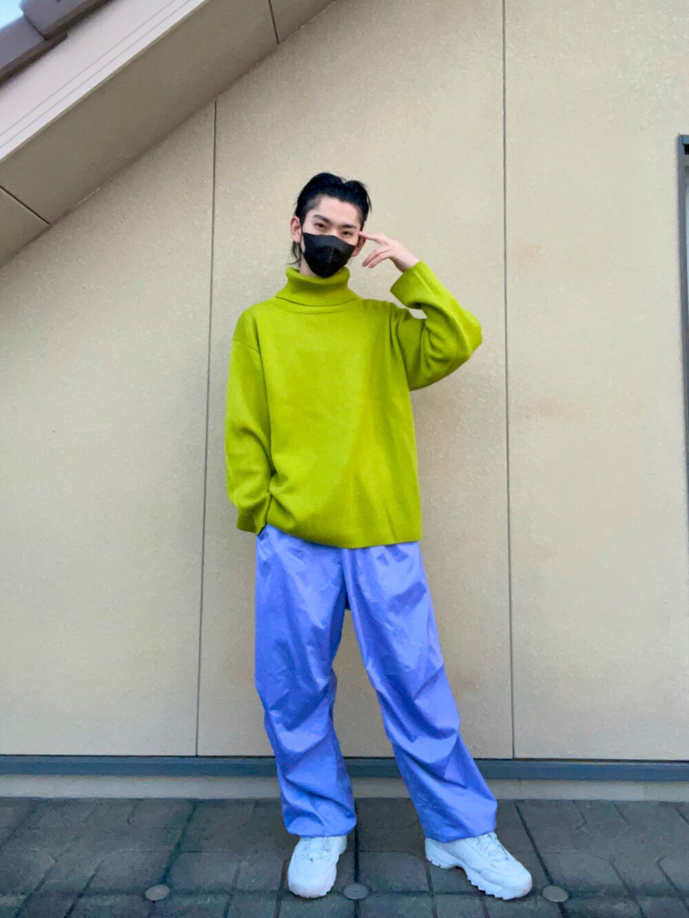 「未来のWEARISTAプロジェクト、冬のコーデ、タートルネックニット、大学生、ニット、ピスタチオ、Lui's、フォローミー、タートルネック」｜「Lui'sのハンドウォッシュ スノーパンツ（カーゴパンツ、ブルー系）」を使った、miruさん（メンズ・168cm）の冬コーディネートの3枚目の写真