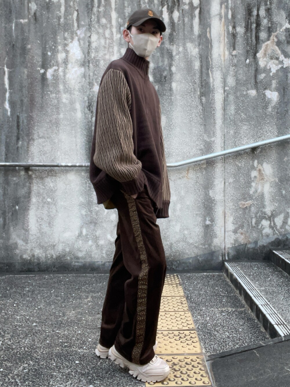 「新星WEARISTAにエントリー、冬、WEARyouthコーデ、キャップ、ブラウン、ドライバーズニット、ニット、トラックパンツ、スニーカー、大人カジュアル、ワントーンコーデ」｜「Aphlotusのヘビーウェイト ケーブルバイカラースリーブ ドライバーズニット/ブルゾン（ニット/セーター、ブラウン系）」を使った、miruさん（メンズ・168cm）の冬コーディネートの4枚目の写真