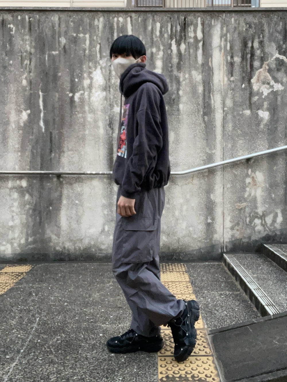 「新星WEARISTAにエントリー、冬、パーカー、WEARyouthコーデ、カーゴパンツ、プチプラ、ジーユー、GU、冬のコーデ、ラフ、ストリート、スニーカー、カジュアルコーデ、シンプルコーデ」｜「AIVERの喜久盛酒造×AIVER　酒ラベルパーカー（パーカー、グレー系）」を使った、miruさん（メンズ・168cm）の冬コーディネートの3枚目の写真