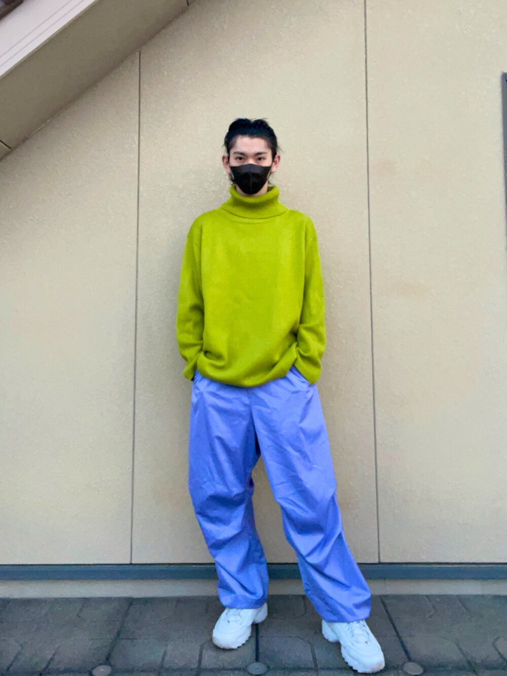 「未来のWEARISTAプロジェクト、冬のコーデ、タートルネックニット、大学生、ニット、ピスタチオ、Lui's、フォローミー、タートルネック」｜「Lui'sのハンドウォッシュ スノーパンツ（カーゴパンツ、ブルー系）」を使った、miruさん（メンズ・168cm）の冬コーディネートの2枚目の写真