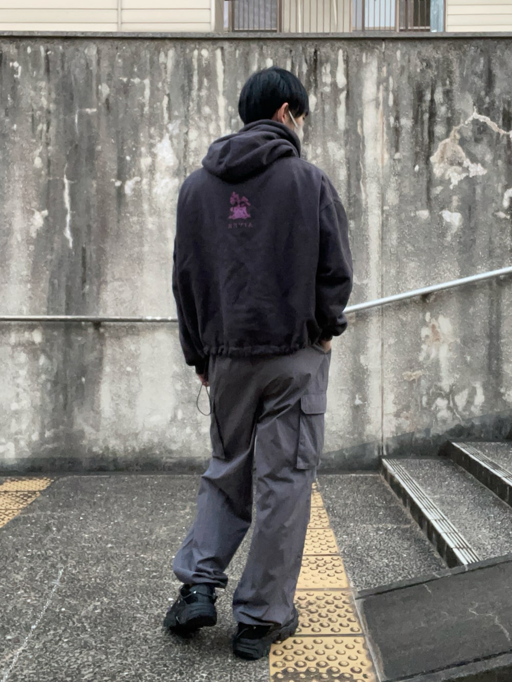 「新星WEARISTAにエントリー、冬、パーカー、WEARyouthコーデ、カーゴパンツ、プチプラ、ジーユー、GU、冬のコーデ、ラフ、ストリート、スニーカー、カジュアルコーデ、シンプルコーデ」｜「AIVERの喜久盛酒造×AIVER　酒ラベルパーカー（パーカー、グレー系）」を使った、miruさん（メンズ・168cm）の冬コーディネートの2枚目の写真