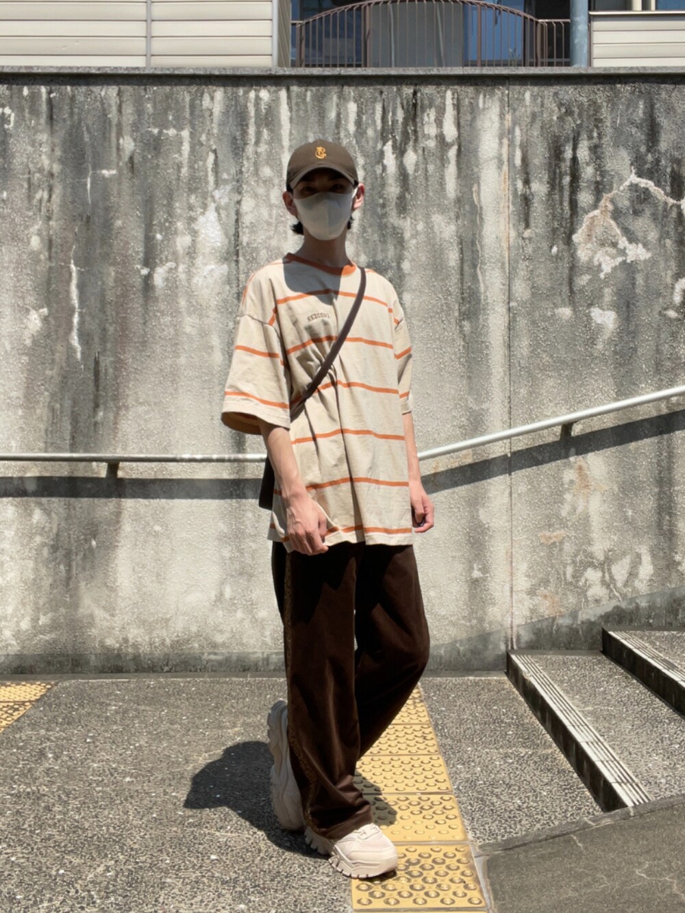 「夏コーデ、おでかけコーデ、お出かけコーデ、WEARyouthコーデ、ベージュ、キャップ、スニーカー、カジュアルコーデ、ストリート、トラックパンツ」｜「soerteのLoose velvet track pants/ルーズベルベットトラックパンツ（その他パンツ、ブラウン系）」を使った、miruさん（メンズ・168cm）の夏コーディネートの3枚目の写真