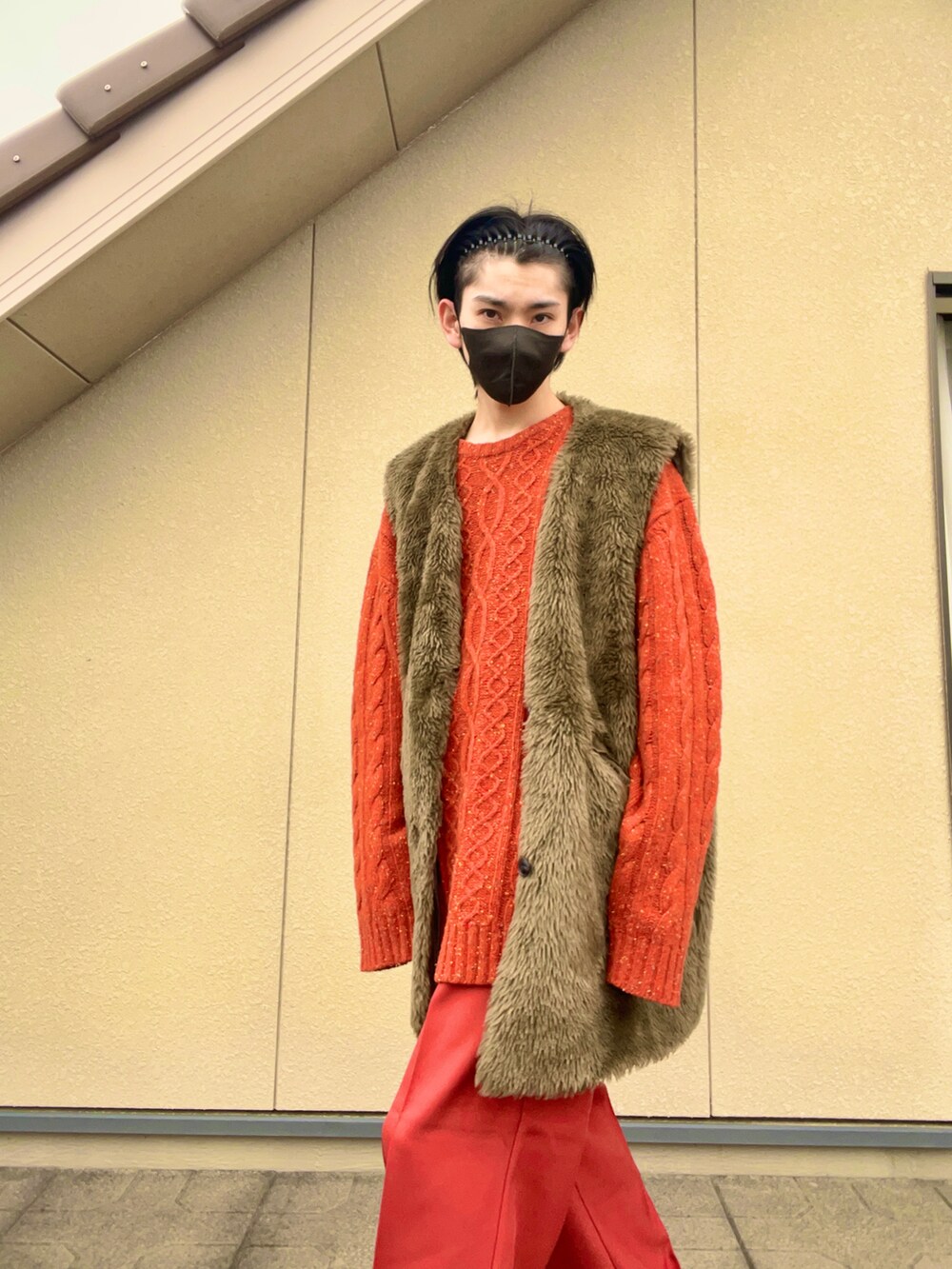 「未来のWEARISTAプロジェクト、秋冬コーデ、シンプル、いいね、save、フォローお願いします🤑、ファーベスト、大学生、カラーパンツ、オレンジ、冬コーデ」｜「CASPER JOHNのOver collar trench coat/オーバーカラートレンチコート（トレンチコート、ブラック系）」を使った、miruさん（メンズ・168cm）の冬コーディネートの2枚目の写真