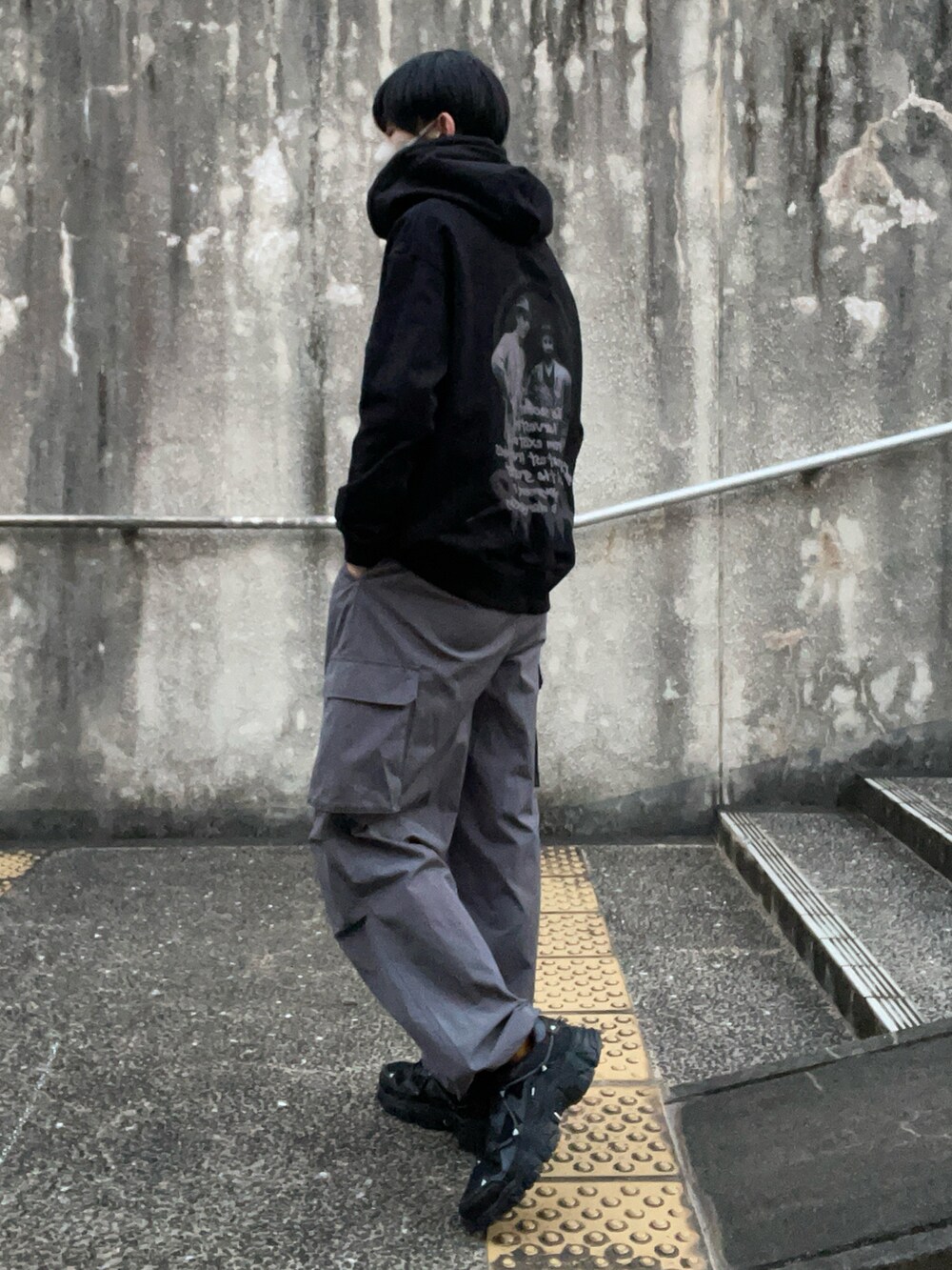 「新星WEARISTAにエントリー、今日のコーデ、パーカー、WEARyouthコーデ、大人カジュアル、スニーカー、カーゴパンツ、カジュアルコーデ、ストリート、プチプラ、プチプラコーデ、GU」｜「AIVERのAIVER　ワーカーフォトパーカー（パーカー、ブラック系）」を使った、miruさん（メンズ・168cm）の冬コーディネートの3枚目の写真