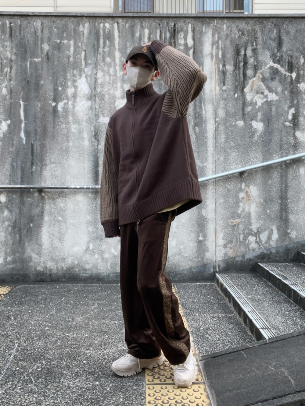 「新星WEARISTAにエントリー、冬、WEARyouthコーデ、キャップ、ブラウン、ドライバーズニット、ニット、トラックパンツ、スニーカー、大人カジュアル、ワントーンコーデ」｜「Aphlotusのヘビーウェイト ケーブルバイカラースリーブ ドライバーズニット/ブルゾン（ニット/セーター、ブラウン系）」を使った、miruさん（メンズ・168cm）の冬コーディネートの2枚目の写真