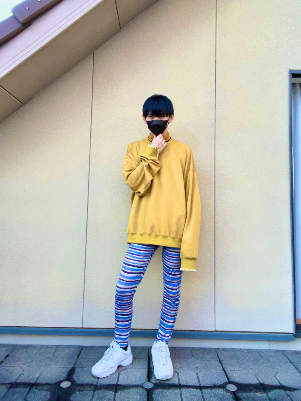 「レギンス、UNIQLO、ユニクロ、shiki tokyo、黄色、青、シンプル、お洒落さんとつながりたい、ボーダー」｜「shiki tokyoのOversized Handstitch Balloon Sweat / オーバーサイズハンドステッチバルーンスウェット（Tシャツ/カットソー、イエロー系）」を使った、miruさん（メンズ・168cm）の冬コーディネートの2枚目の写真