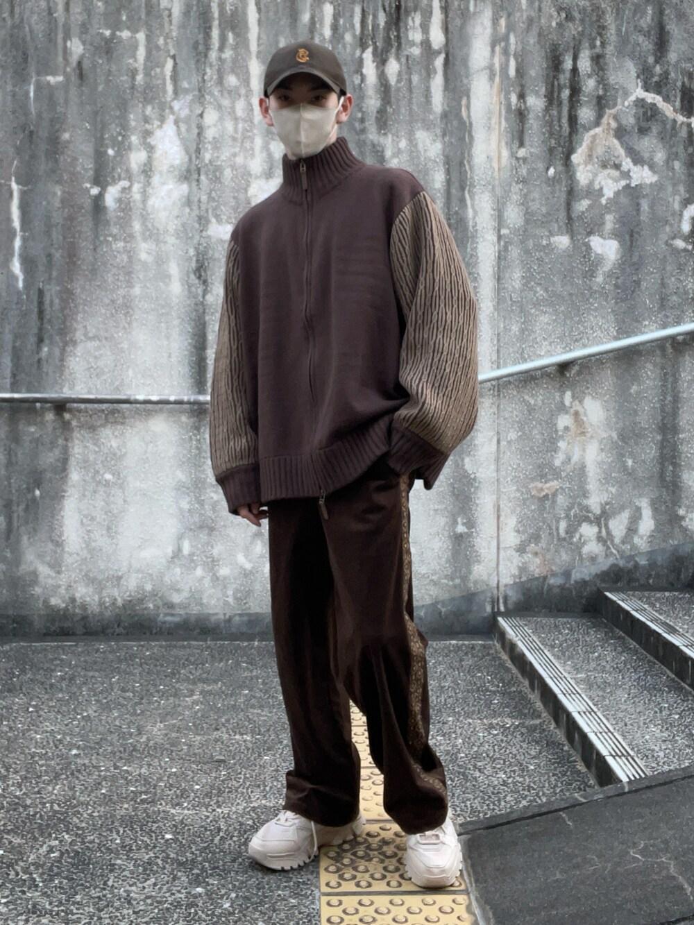 「新星WEARISTAにエントリー、冬、WEARyouthコーデ、キャップ、ブラウン、ドライバーズニット、ニット、トラックパンツ、スニーカー、大人カジュアル、ワントーンコーデ」｜「Aphlotusのヘビーウェイト ケーブルバイカラースリーブ ドライバーズニット/ブルゾン（ニット/セーター、ブラウン系）」を使った、miruさん（メンズ・168cm）の冬コーディネートの3枚目の写真