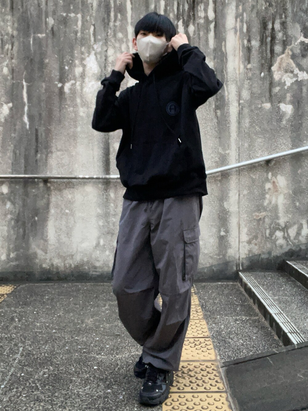 「新星WEARISTAにエントリー、今日のコーデ、パーカー、WEARyouthコーデ、大人カジュアル、スニーカー、カーゴパンツ、カジュアルコーデ、ストリート、プチプラ、プチプラコーデ、GU」｜「AIVERのAIVER　ワーカーフォトパーカー（パーカー、ブラック系）」を使った、miruさん（メンズ・168cm）の冬コーディネートの2枚目の写真
