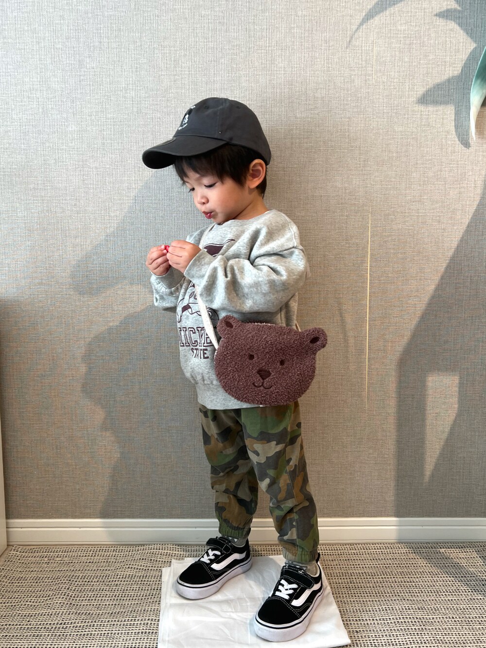 「キッズファッション、カジュアル、トレーナー、スウェット、迷彩、VANS、スニーカー、キャップ、ミッキー、プチプラ、古着MIX、古着」｜「VANSのVANS ヴァンズ OLD SKOOL(14-18) オールドスクール　V36CS BLACK（スニーカー、ブラック系）」を使った、みっくんさん（キッズ・100cm）の冬コーディネートの2枚目の写真