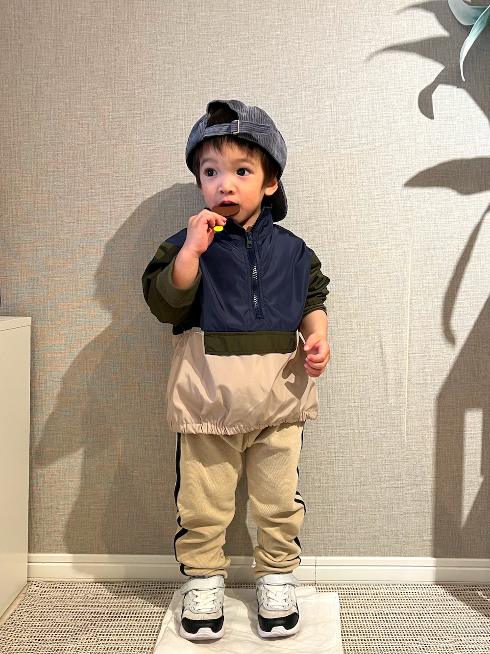 「プチプラ、春コーデ、ストリート、ラインパンツ、アウトドアスタイル、ナイロンジャケット、PAIRMANON STREET、スニーカー、キャップ、ベージュ、2歳、キッズコーデ、男の子コーデ、カジュアル、春服みてみて」｜「pairmanonのユニセックスワンポイントロゴ刺繍コーデュロイキャップ（キャップ、グレー系）」を使った、みっくんさん（キッズ・100cm）の春コーディネートの4枚目の写真