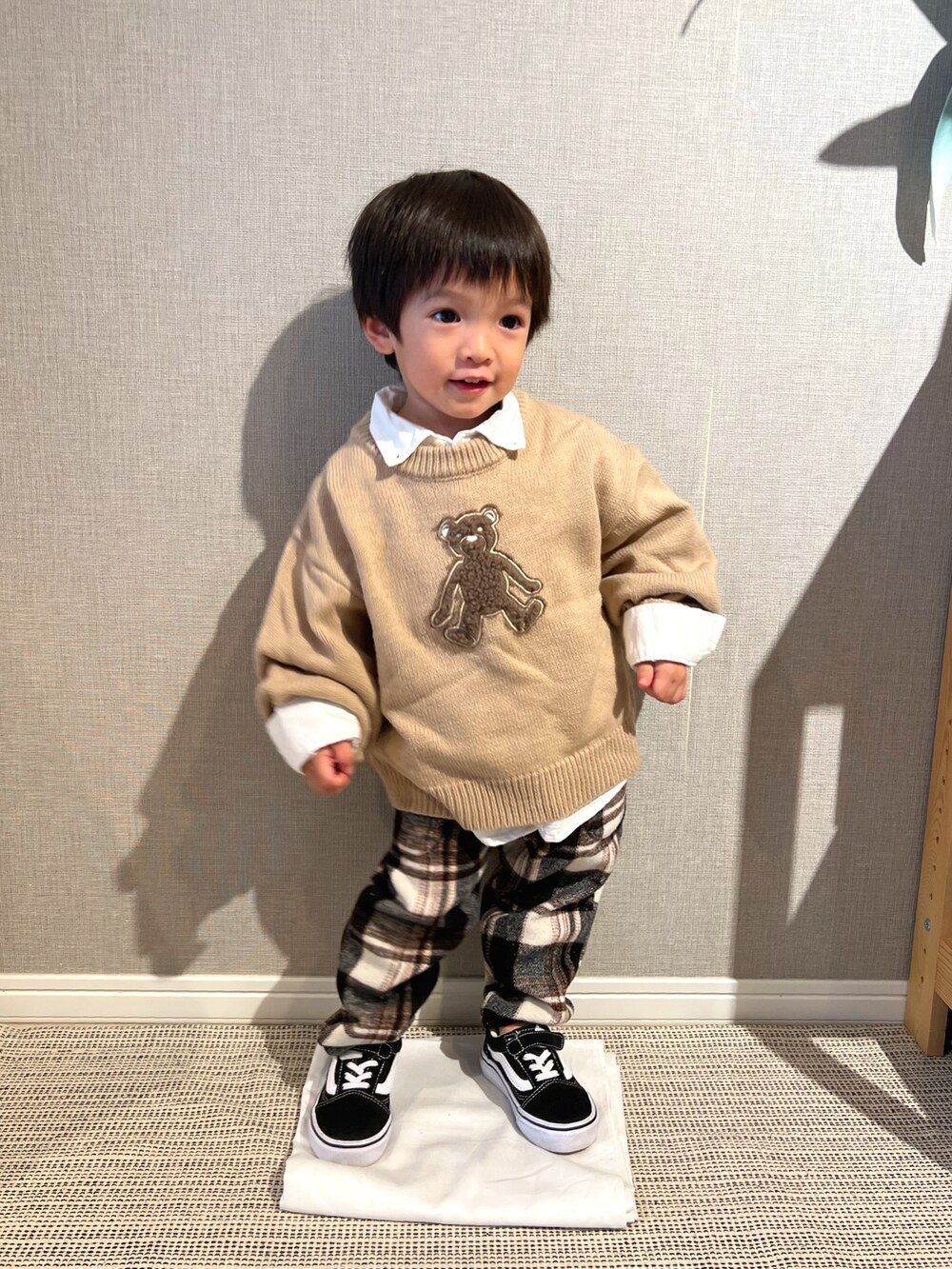 「ニット、パンツスタイル、プチプラ、ビッグシルエット、レイヤードスタイル、チェックパンツ、スニーカー、VANS、pairmanon、ベージュ、チェック、キッズコーデ、レイヤード」｜「pairmanonの【かぞくおそろい】くまアップリケニットプルオーバー（ニット/セーター、ベージュ系）」を使った、みっくんさん（キッズ・100cm）の冬コーディネートの3枚目の写真