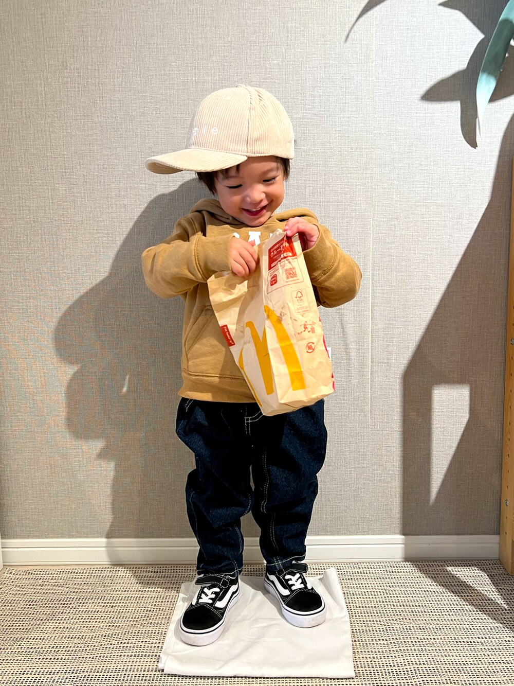 「服とコスメでなりたい自分に、クリスマスに着たい服、カジュアルコーデ、男の子コーデ、キッズファッション、キャップ、パーカー、トレーナー、デニム、スニーカー、VANS、GAP、pairmanon、プチプラ、ミッキー」｜「pairmanonのユニセックスワンポイントロゴ刺繍コーデュロイキャップ（キャップ、ベージュ系）」を使った、みっくんさん（キッズ・100cm）の冬コーディネートの3枚目の写真
