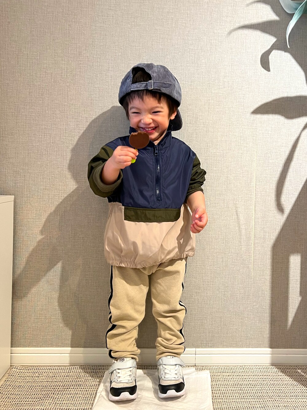 「プチプラ、春コーデ、ストリート、ラインパンツ、アウトドアスタイル、ナイロンジャケット、PAIRMANON STREET、スニーカー、キャップ、ベージュ、2歳、キッズコーデ、男の子コーデ、カジュアル、春服みてみて」｜「pairmanonのユニセックスワンポイントロゴ刺繍コーデュロイキャップ（キャップ、グレー系）」を使った、みっくんさん（キッズ・100cm）の春コーディネートの3枚目の写真
