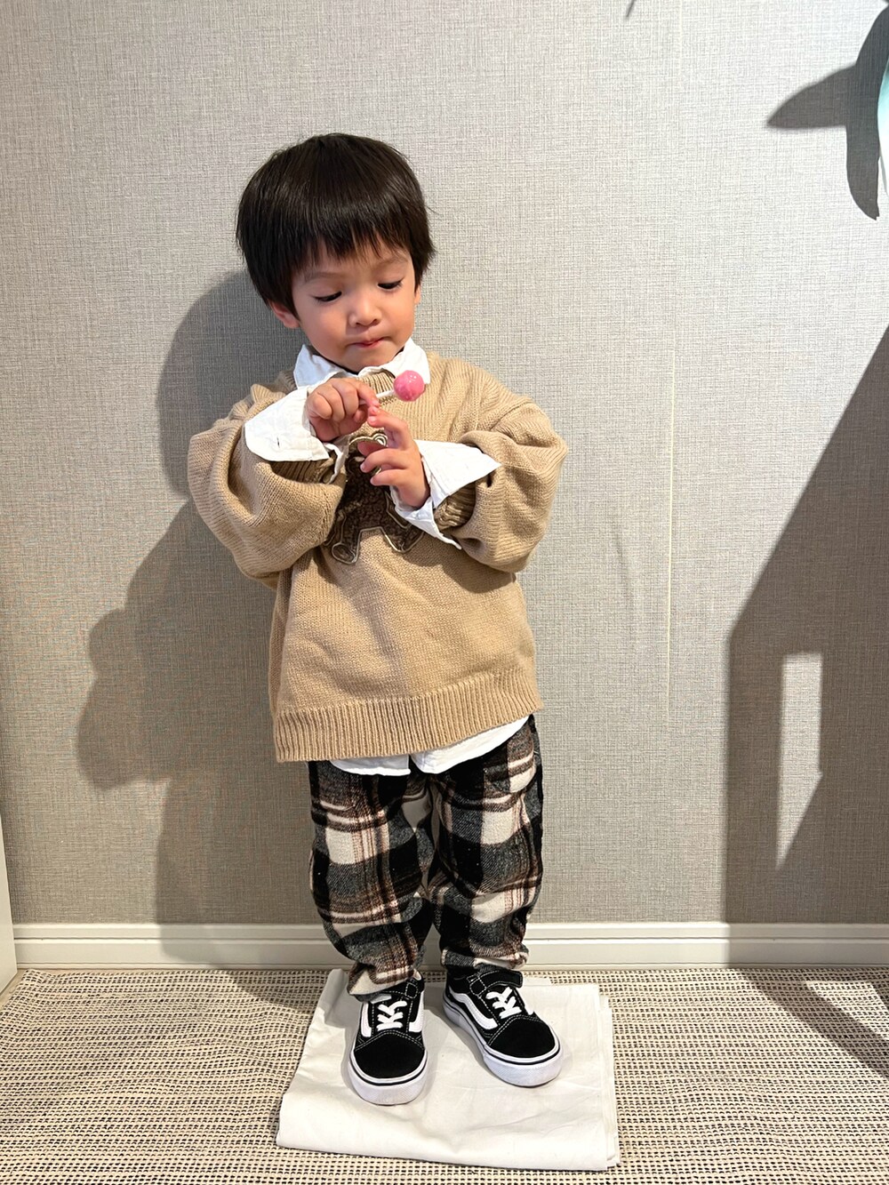 「ニット、パンツスタイル、プチプラ、ビッグシルエット、レイヤードスタイル、チェックパンツ、スニーカー、VANS、pairmanon、ベージュ、チェック、キッズコーデ、レイヤード」｜「pairmanonの【かぞくおそろい】くまアップリケニットプルオーバー（ニット/セーター、ベージュ系）」を使った、みっくんさん（キッズ・100cm）の冬コーディネートの2枚目の写真