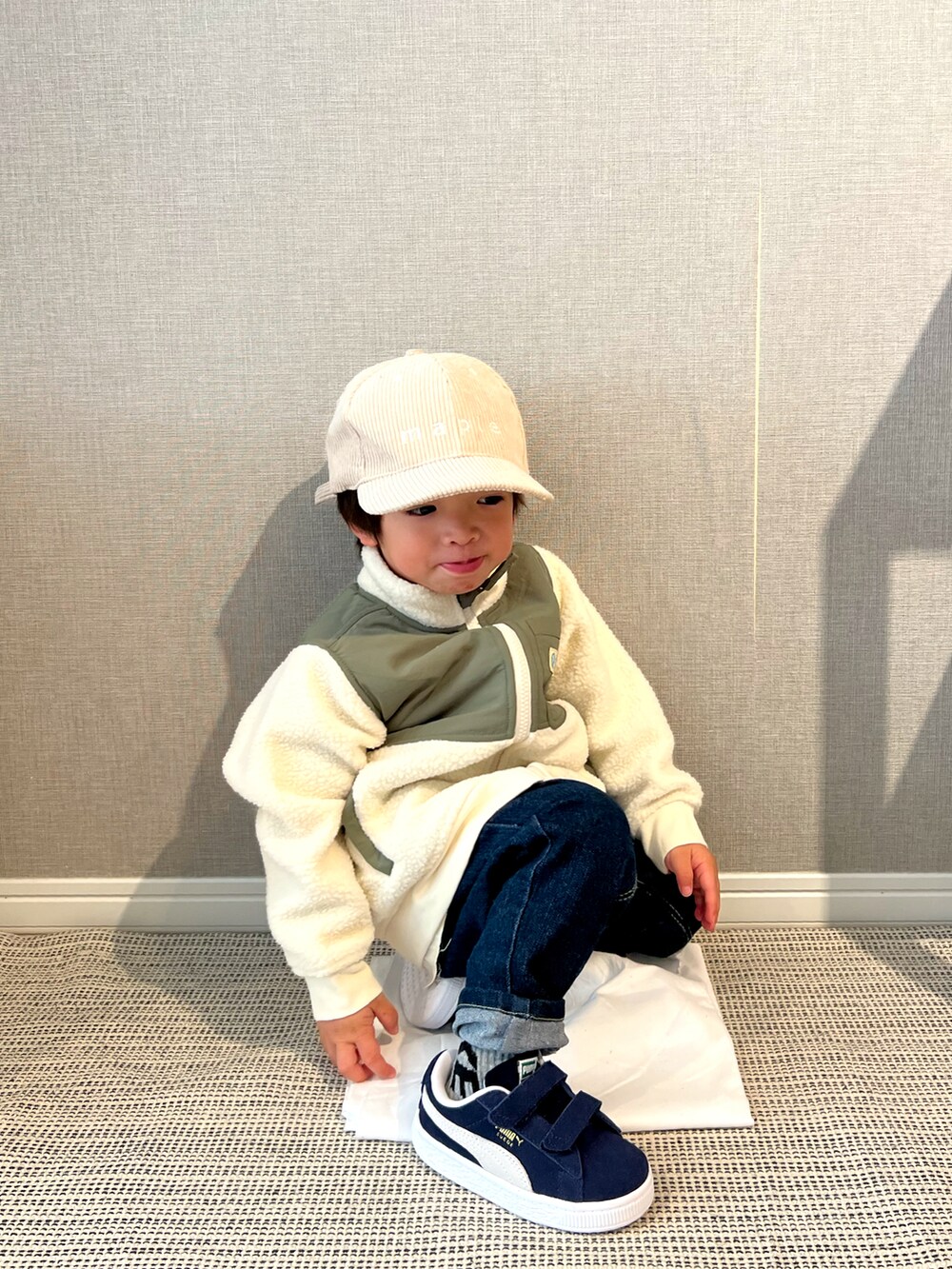 ホワイト系のその他アウター、ブルー系のデニムパンツ、ブルー系のスニーカーを着用したキッズの冬コーディネートの2枚目の写真