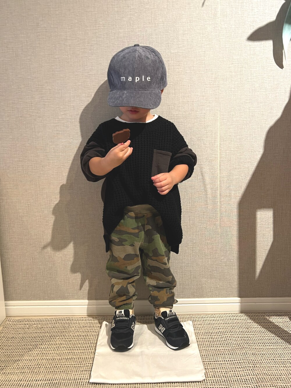 「未来のWEARISTAプロジェクト、カジュアルコーデ、秋コーデ、kids、スニーカーコーデ、2歳、男の子、ニット、ニューバランス、pairmanon、ニットコーデ」｜「pairmanonのユニセックスワンポイントロゴ刺繍コーデュロイキャップ（キャップ、グレー系）」を使った、みっくんさん（キッズ・100cm）の秋コーディネートの3枚目の写真